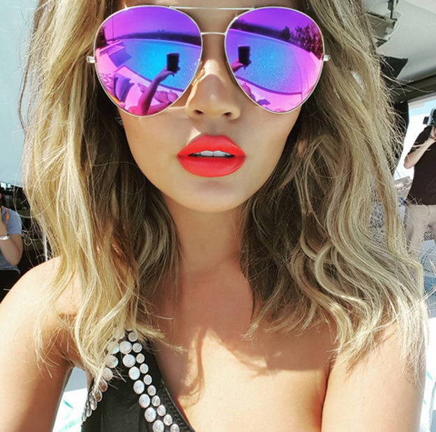 Ljetni look za kopiranje: Sočne usne i raščupana kosa Chrissy Teigen