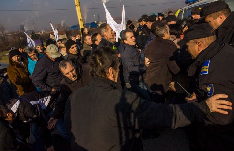 Radnici željezare Zenica potukli se s policijom, šestorica ozlijeđenih