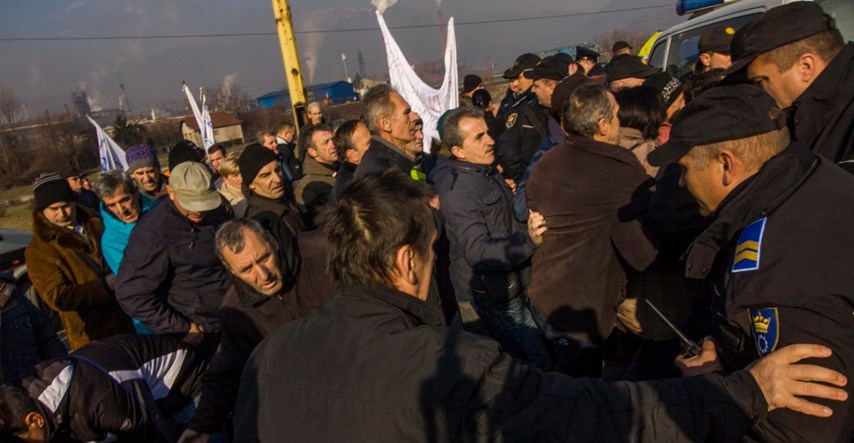 Radnici željezare Zenica potukli se s policijom, šestorica ozlijeđenih