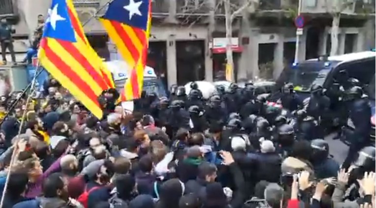 Tisuće ljudi na ulicama Barcelone protiv hapšenja Puigdemonta, prosvjednici se potukli s policijom