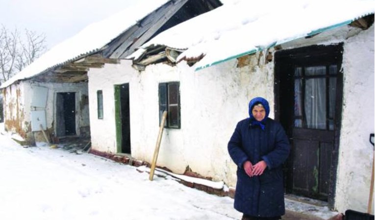 Starici u Slavoniji se od snijega urušila kuća, živjet će šest mjeseci u seoskoj trgovini