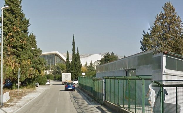 Jedna osoba ozlijeđena u sudaru dva automobila u Splitu