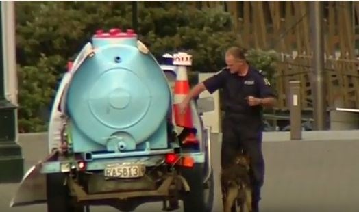 Ispred novozelandskog parlamenta dovezao kamion s kanistrima benzina pa prosvjedovao protiv banke