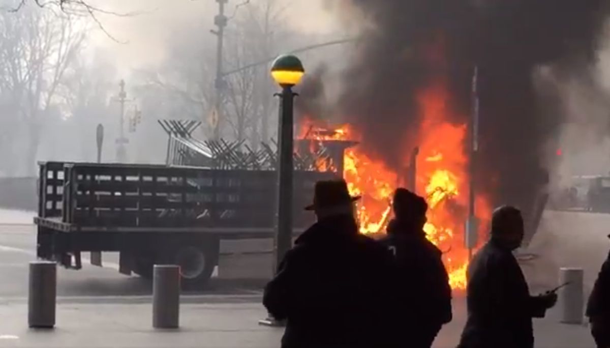 VIDEO Ispred Trumpovog tornja zapaljen policijski kamion: "Maknite se, moglo bi doći do eksplozije"