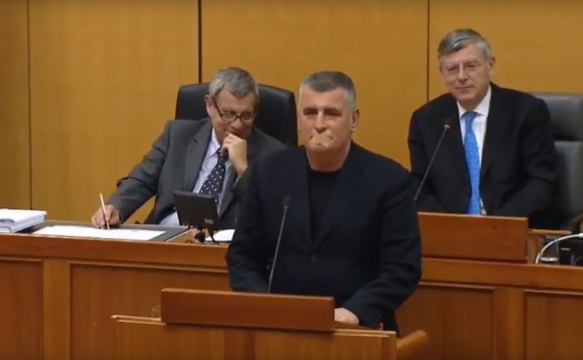 Miro Bulj za saborsku govornicu izašao s flasterom na ustima