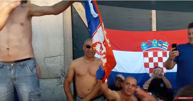 Osam policijskih prijava zbog paljenja zastave i uzvikivanja "Za dom spremni" u Kninu