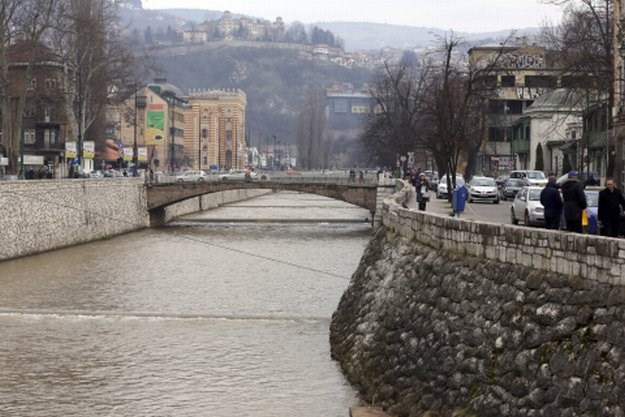 U BiH vrbovali žene i djecu, tjerali ih da prosjače po Francuskoj: Sedam uhićenih zaradilo dva milijuna eura