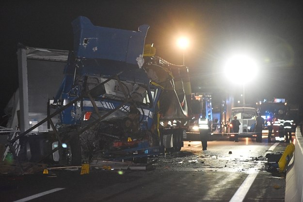 U sudaru tri kamiona na A1 kod Karlovca poginuo vozač