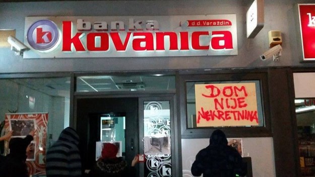 Živi zid lijepio plakate s deložacije u Varaždinu pred bankom u Splitu, policija privela aktivista zbog grafita