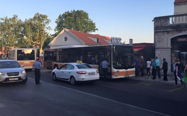 Dvoje turista umrlo u Dubrovniku: Britanka pala u more, Australac stradao u autobusu