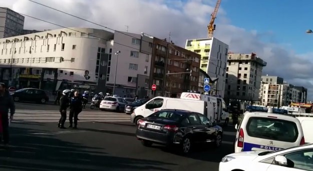 Talačka kriza u Parizu završila: Otmičar se predao, nema povezanosti s terorističkim napadima