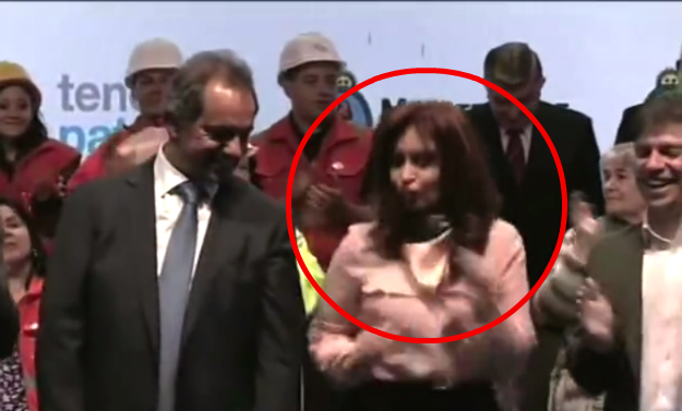 Predsjednica Argentine se razbacala po pozornici i postala hit na Internetu