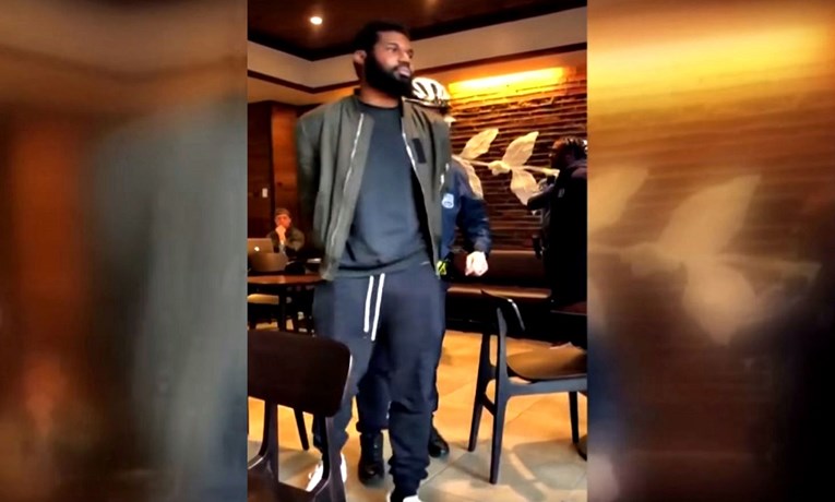 Dva crnca uhićena u Starbucksu jer nisu naručili ništa, pogledajte snimku