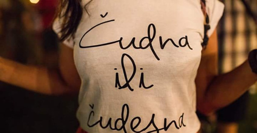 "Čudna ili čudesna": Lola Tees majica s natpisom koji bilda samopouzdanje naš je modni hit dana