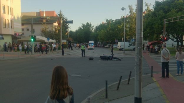 Autom se sudario s motociklom i zamalo završio na terasi zagrebačkog kafića, jedna osoba ozlijeđena