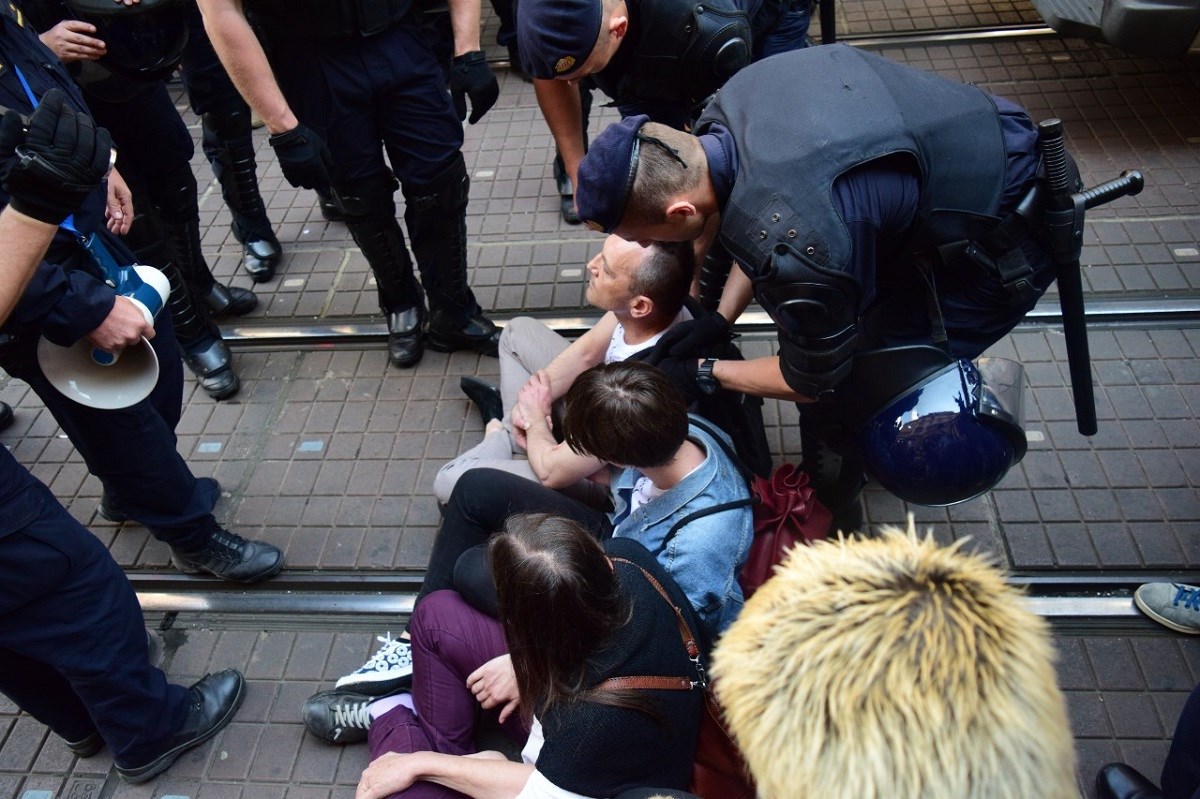 15.000 ljudi na Hodu za život, prosvjednice tijelima blokirale povorku, policija ih strpala u maricu