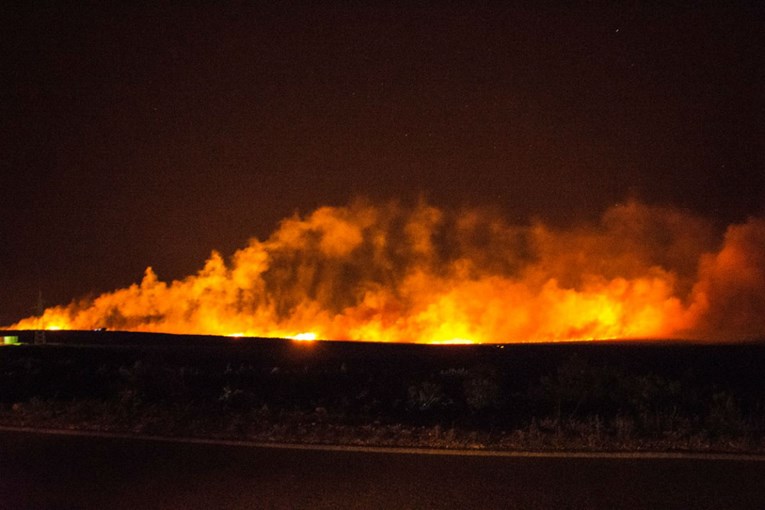 FOTO Veliki požari u Zadarskoj županiji - gorjelo na Pagu i kod Benkovca, bura rasplamsava vatru