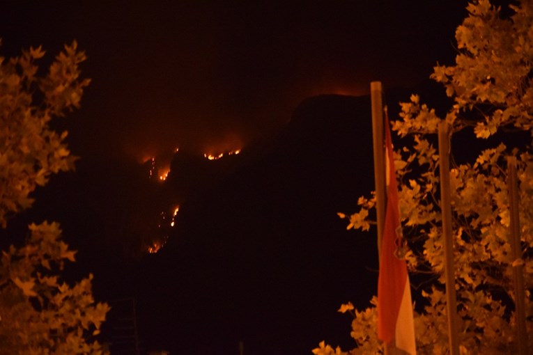 Razbuktao se požar na Biokovu, vatra se spušta prema Makarskoj