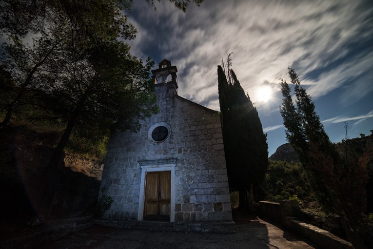 FOTO Fascinantne snimke: Napušteno dalmatinsko selo noću izgleda kao kulisa bajke