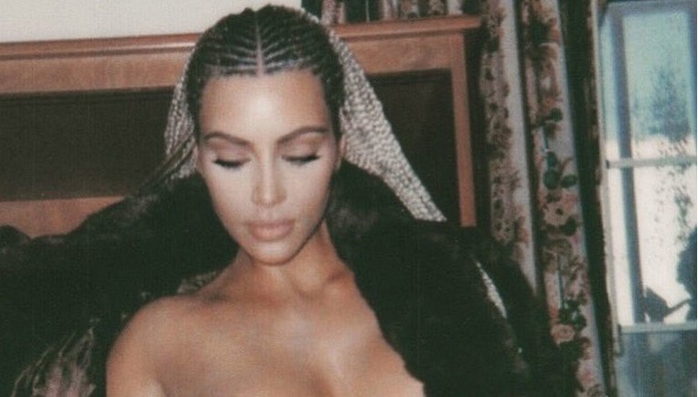 FOTO Kim Kardashian rastvorila bundu i pokazala potpuno gole grudi