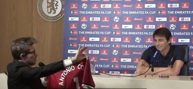 Prekinuo Conteovu pressicu i poklonio mu Unitedov dres s Mourinhovim potpisom