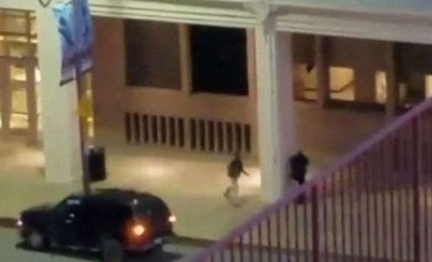 UZNEMIRUJUĆ VIDEO Napadač u Dallasu izrešetao policajca u leđa
