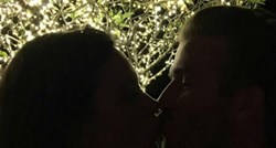 Romantični poljubac Davida i Victorije u ponoć: Doznajte otkud potječe ova tradicija