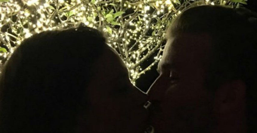 Romantični poljubac Davida i Victorije u ponoć: Doznajte otkud potječe ova tradicija