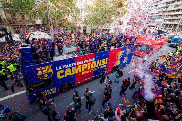 Rakitić, Messi i društvo proslavili dvostruku krunu, Barcelonom odzvanjalo: "Šampioni!"