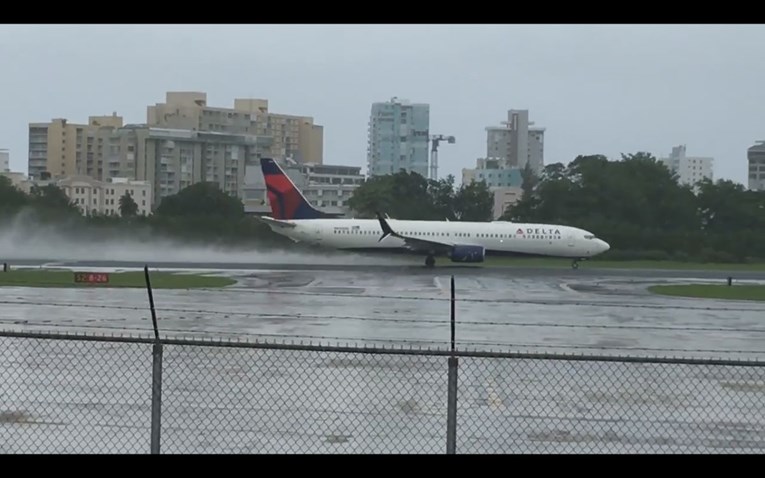 VIDEO Putnički avion pobijedio u utrci s uraganom Irma