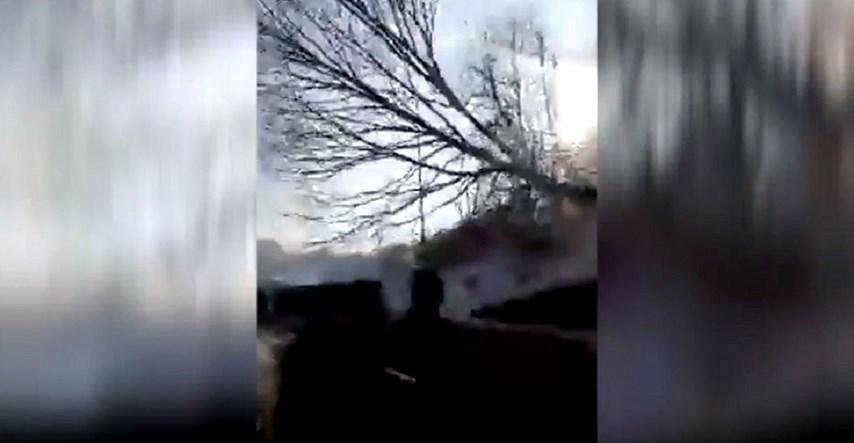 VIDEO Veterani blokiraju ceste po BiH, prepilili ogromno drvo i bacili ga na cestu