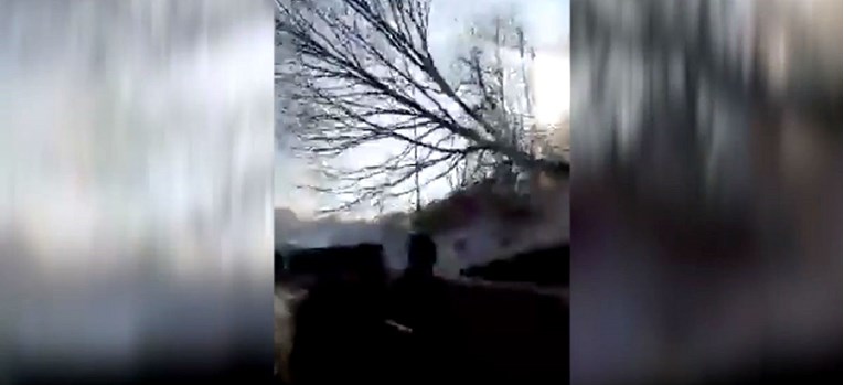 VIDEO Veterani blokiraju ceste po BiH, prepilili ogromno drvo i bacili ga na cestu