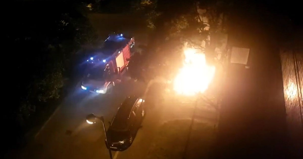 Sinoć je u zagrebačkoj Dubravi gorjelo osam kontejnera, pogledajte snimku