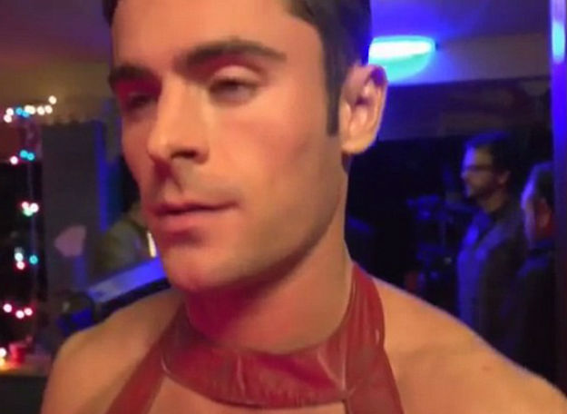 Jedini kojem to polazi za rukom: Zac Efron i u crvenoj haljini izgleda sexy