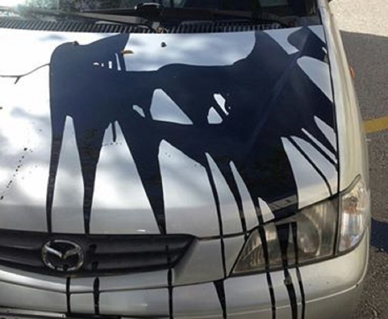 FOTO Makarskoj novinarki zalili automobil crnom bojom, razrezali joj i gume