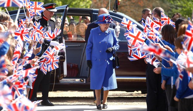 Zanimljiva stvar koju kraljica Elizabeta II. nosi u svojoj torbici