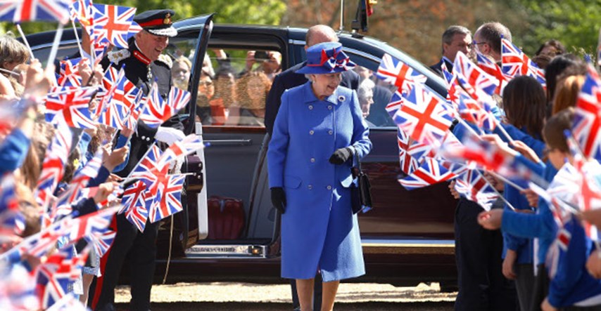 Zanimljiva stvar koju kraljica Elizabeta II. nosi u svojoj torbici
