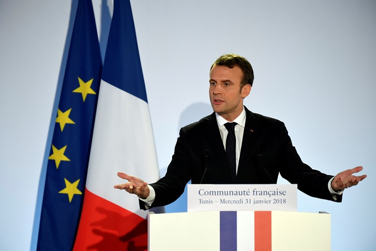 Macron želi drastično srezati broj javnih službenika