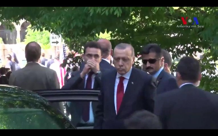 VIDEO Erdogan je mirno gledao kako njegovo osiguranje mlati prosvjednike usred Washingtona