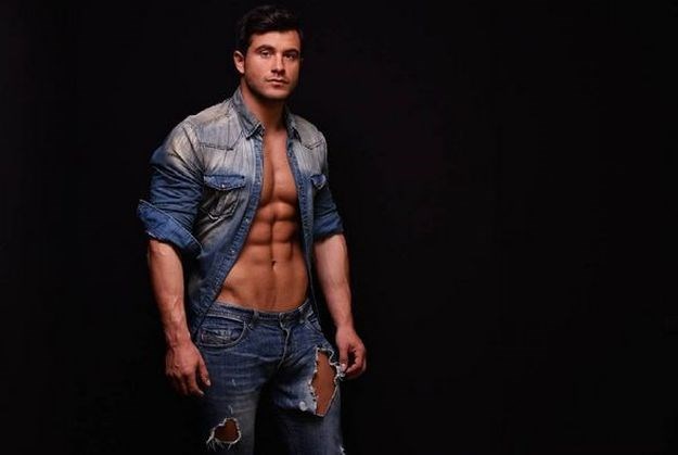 FOTO Ervin se pohvalio izazovnom Dubrovkinjom, fanovi ga popljuvali: "PVC plastika"