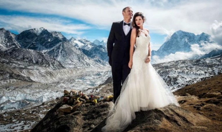 Par tri tjedna pješačio na Mount Everest kako bi se tamo vjenčao, a fotke su čarobne