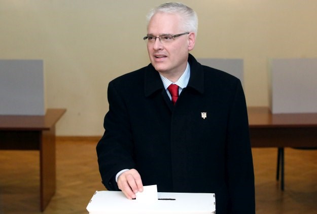 Josipović glasao među prvima i prekršio izbornu šutnju