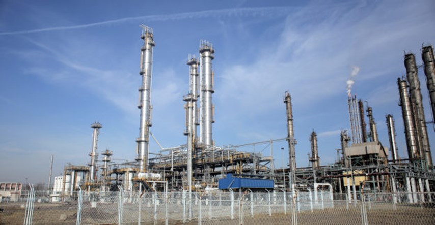 Noćas puknula cijev sisačke rafinerije: Nafta istjecala na okolno tlo