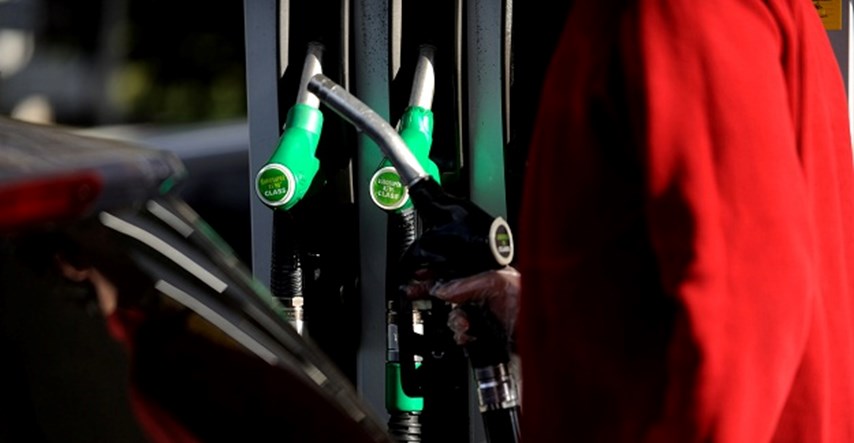 Sutra opet značajno padaju cijene goriva: Benzin jeftiniji do 24, a dizel do 26 lipa po litri