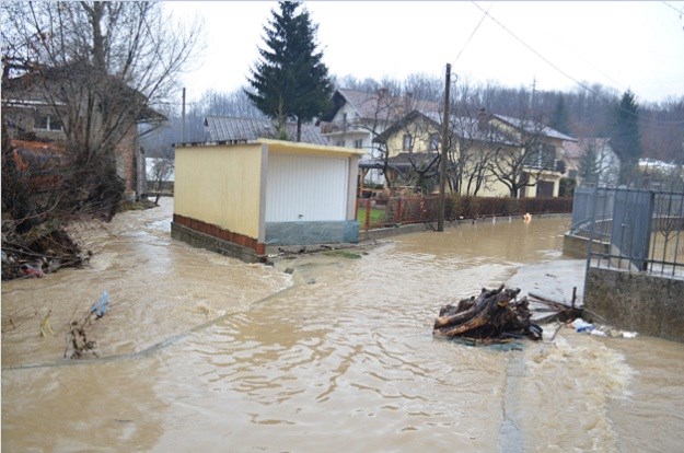 Obilna kiša prouzročila porast vodostaja u BiH, kod Sarajeva ugrožene kuće