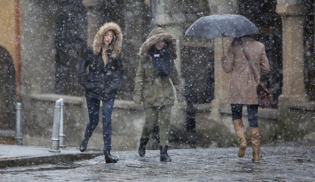 Zima stigla u gradove: Snijeg pada u Slavoniji i Baranji, rijetke pahulje i u Zagrebu