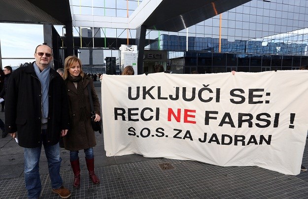 Zelena akcija pred Banskim dvorima prosvjeduje protiv eksploatacije nafte iz Jadrana