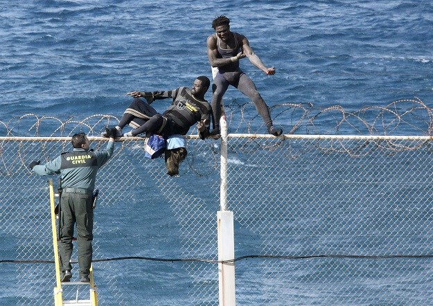FOTO Migranti se kroz ogradu pokušali probiti u Španjolsku
