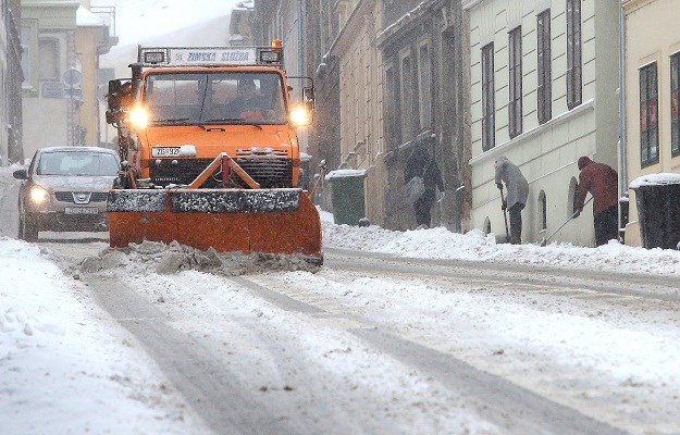 Radnici Elektre se probijaju po visokom snijegu, popravljeni kvarovi u Karlovcu