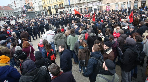 Ovako je izgledao prosvjed na Trgu: Antifašistima vikali da ih "treba spaliti u u Auschwitzu"